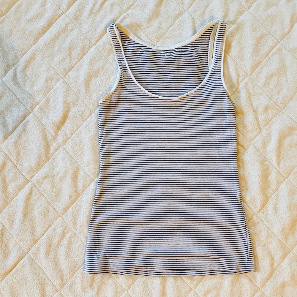 ☀️ H&M navy blue & white tank ☀️